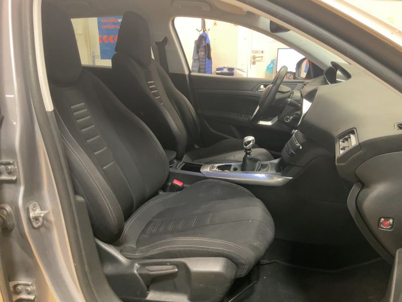 Peugeot 308 1.2 e-THP Allure — zdjęcie 11