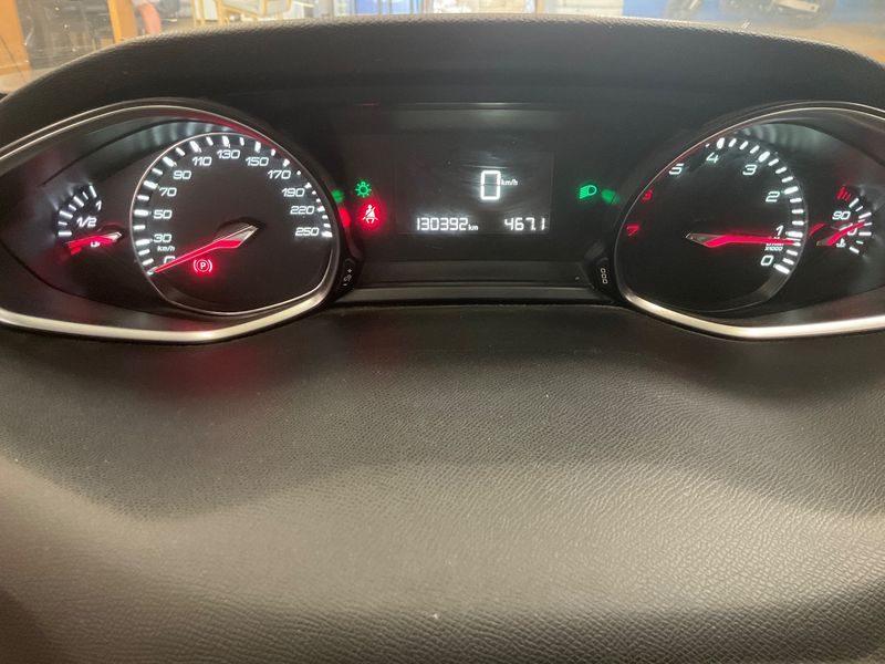 Peugeot 308 1.2 e-THP Allure — zdjęcie 13