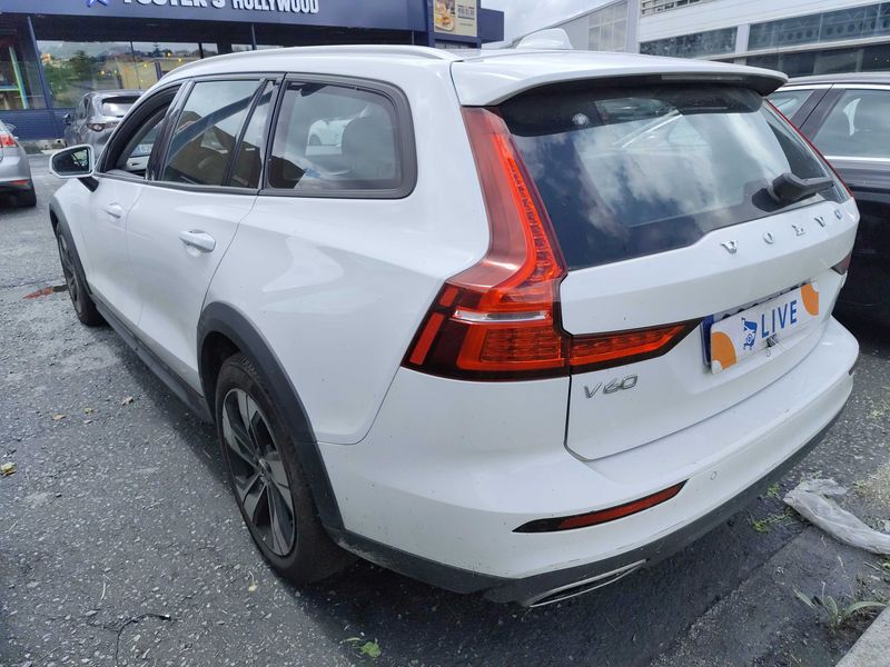 Volvo V60 Cross Country 2.0 D4 AWD — zdjęcie 3