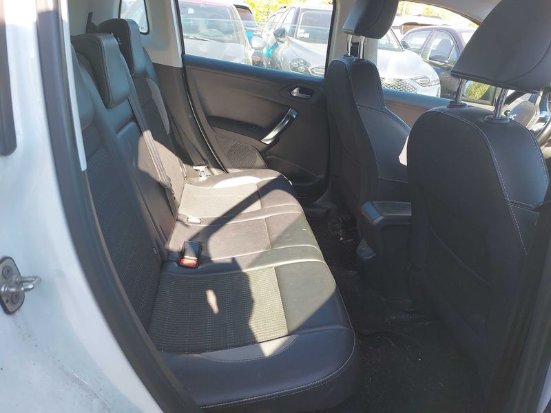 Peugeot 2008 1.2 PureTech Allure — zdjęcie 13
