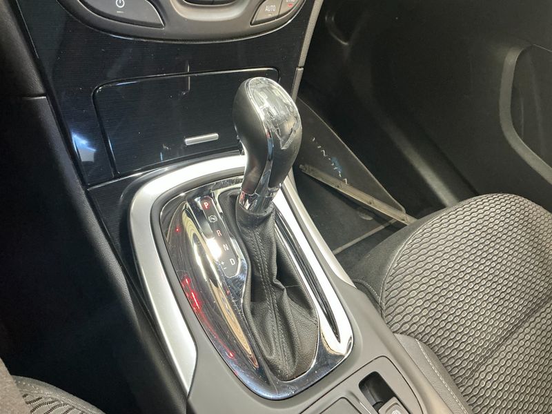 Opel Insignia 1.6 SIDI Turbo Innovation 2013 – снимка 27