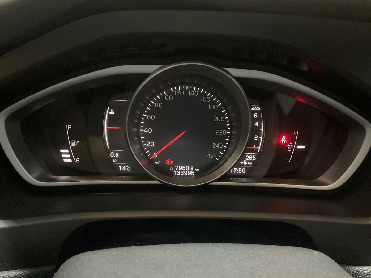 Volvo V40 2019 — photo 19
