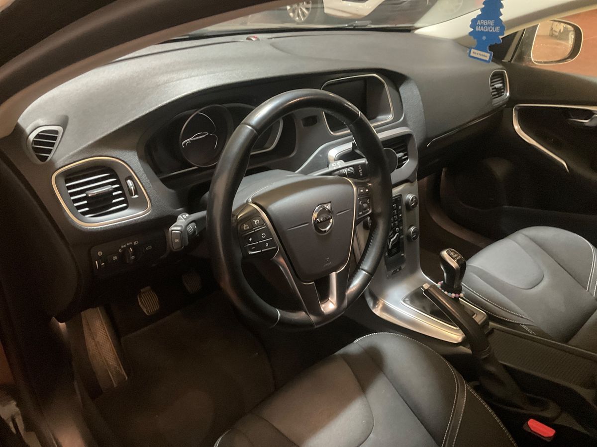 Volvo V40 2019 — photo 30
