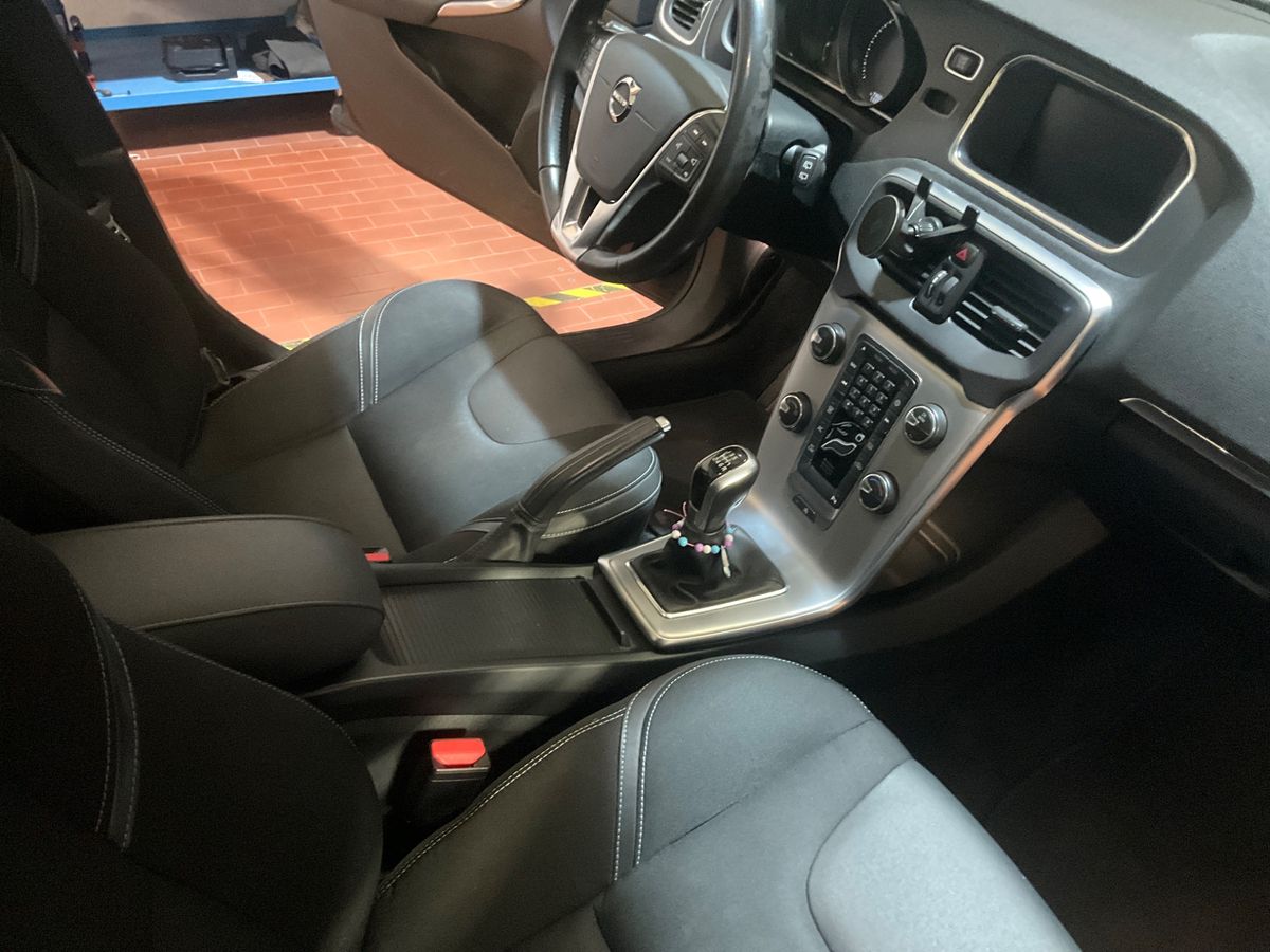 Volvo V40 2019 — photo 34