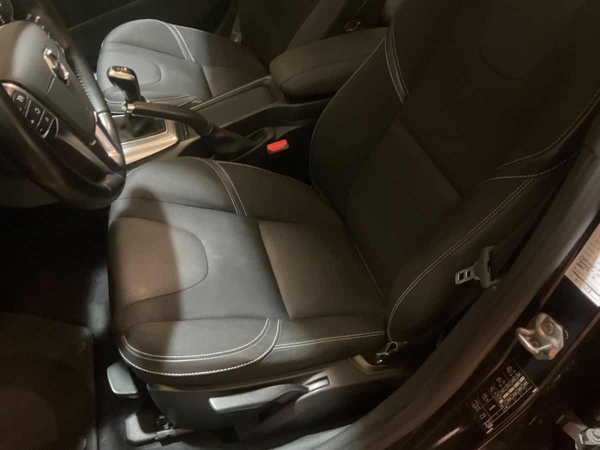 Volvo V40 2019 — photo 32