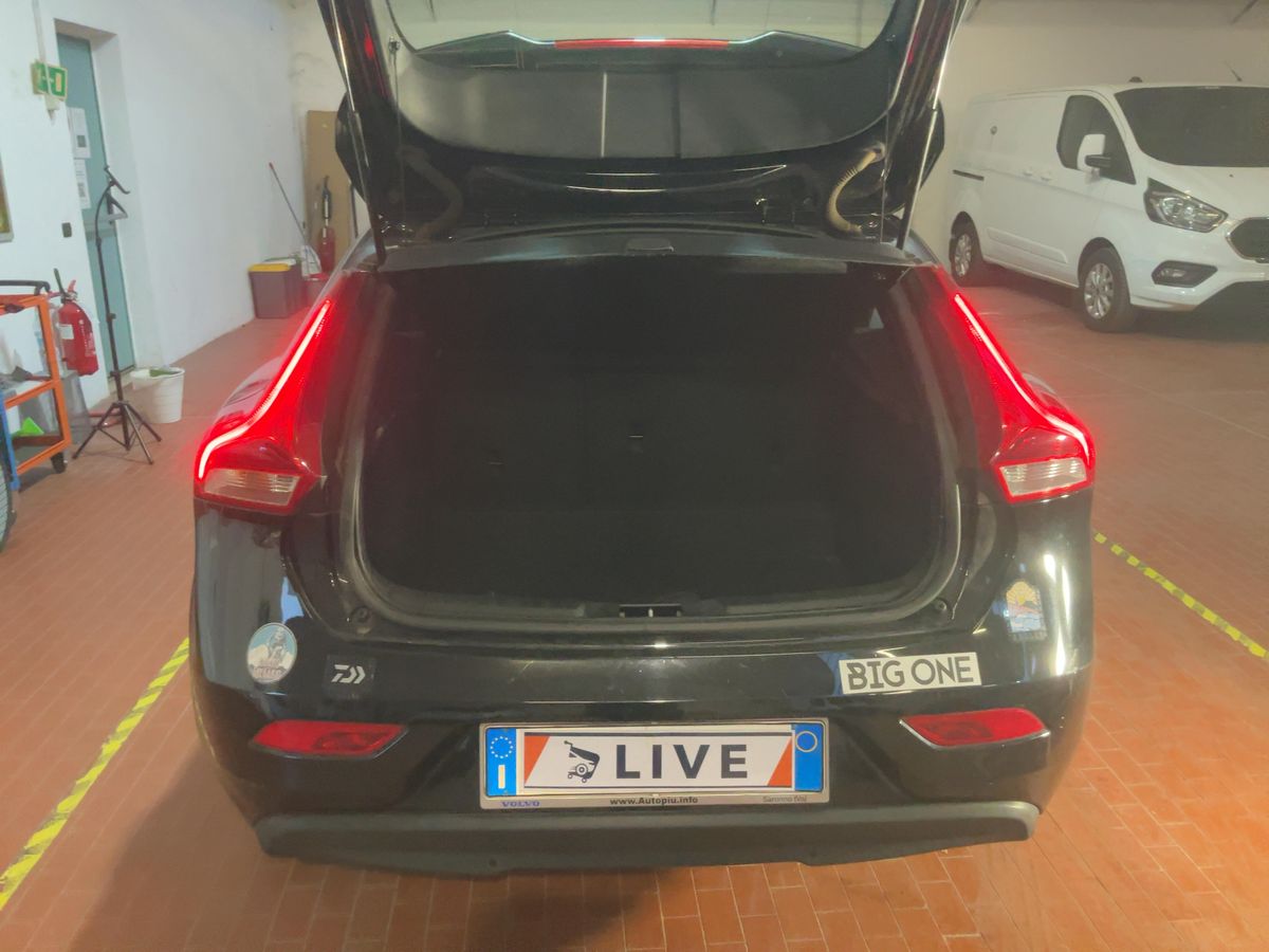 Volvo V40 2019 — photo 16