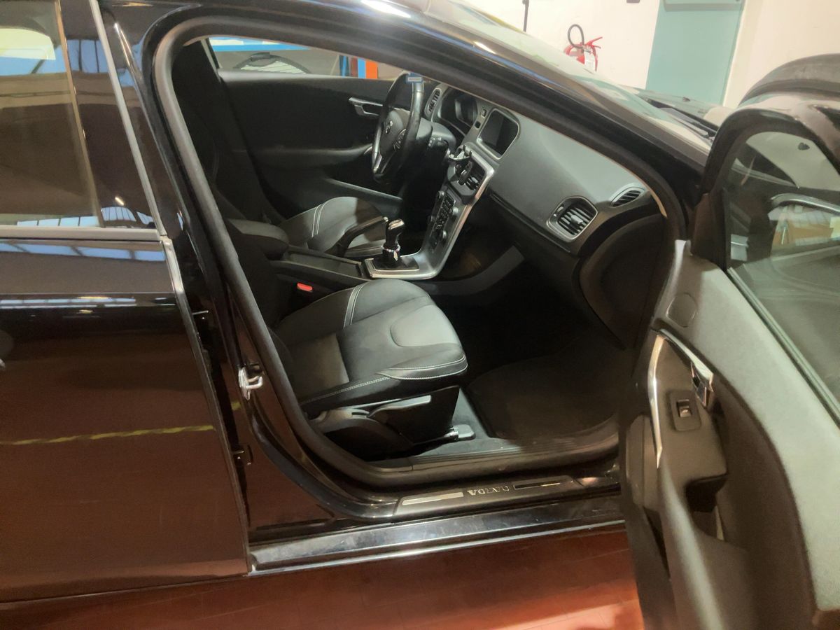 Volvo V40 2019 — photo 17