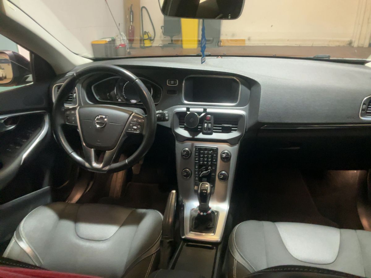 Volvo V40 2019 — photo 18