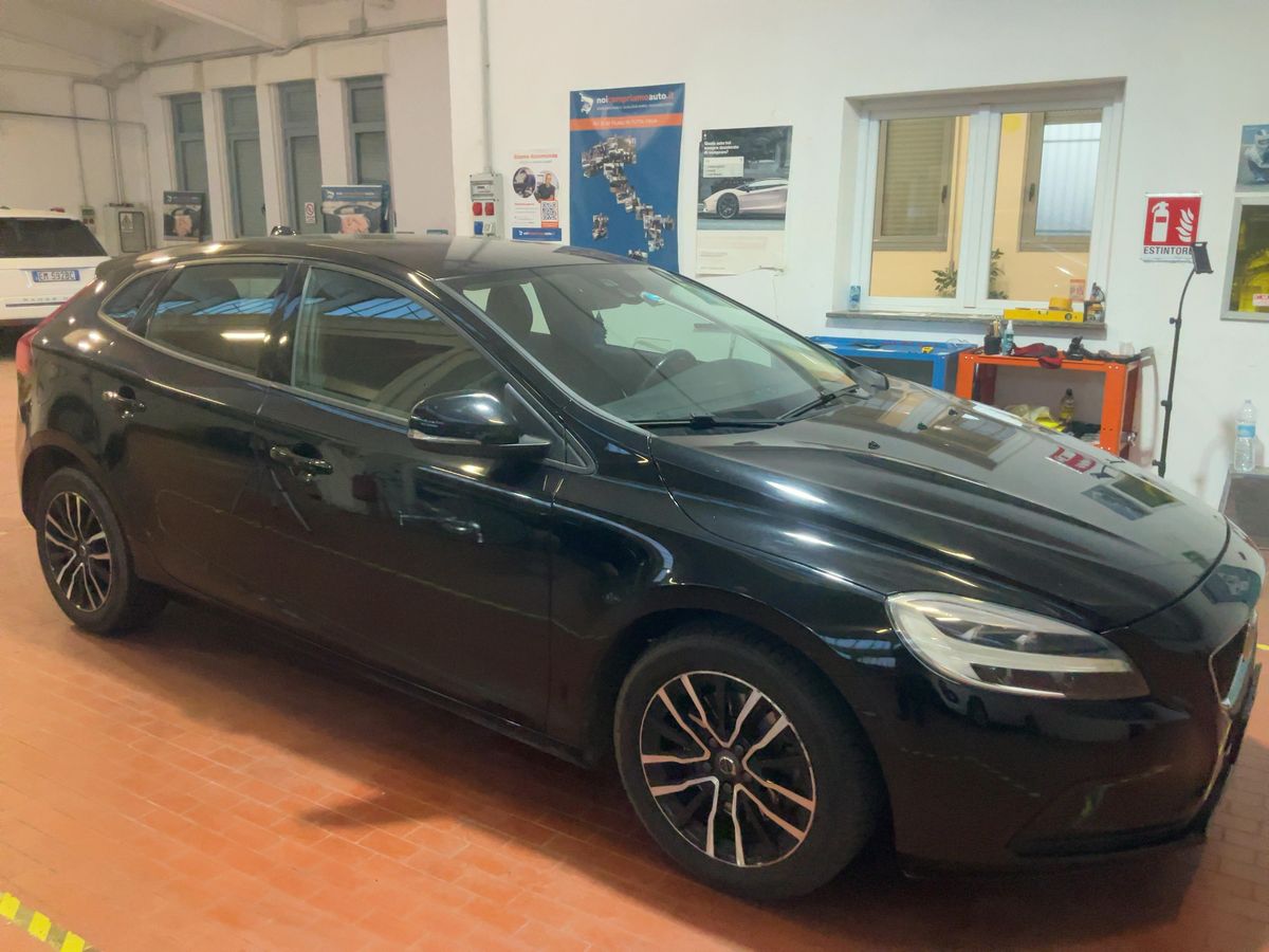 Volvo V40 2019 — photo 13