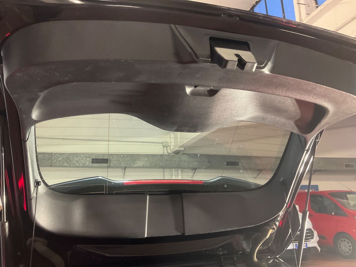 Volvo V40 2019 — photo 33