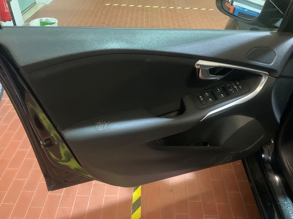 Volvo V40 2019 — photo 31
