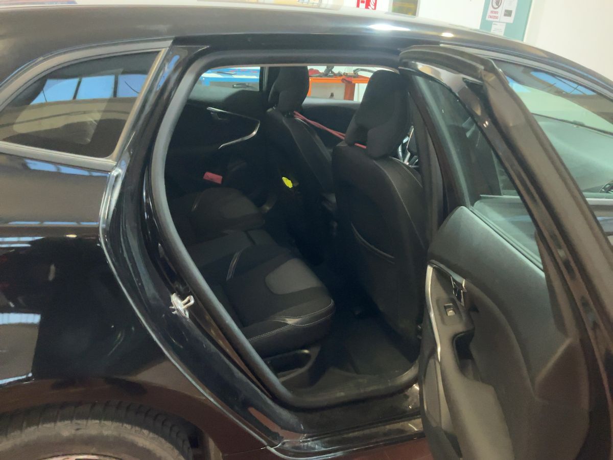 Volvo V40 2019 — photo 20