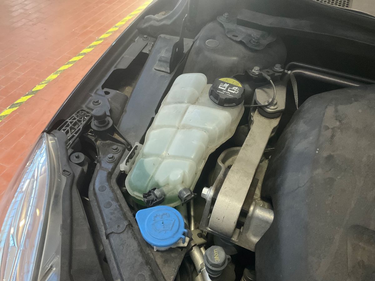 Volvo V40 2019 — photo 49