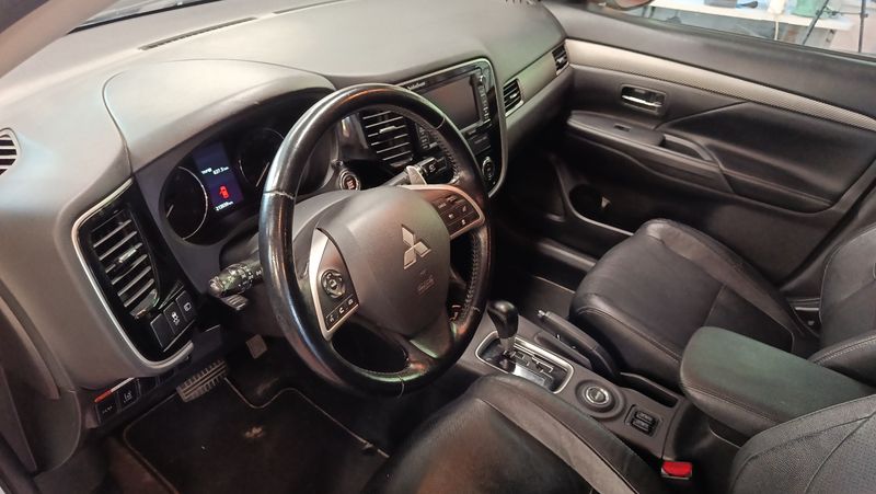 Mitsubishi Outlander 2.2 DI-D Instyle ClearTec 4WD 2015 – снимка 28