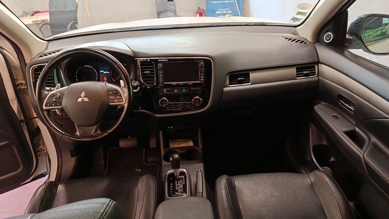 Mitsubishi Outlander 2.2 DI-D Instyle ClearTec 4WD — zdjęcie 12