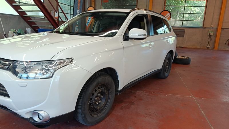 Mitsubishi Outlander 2.2 DI-D Instyle ClearTec 4WD — zdjęcie 2