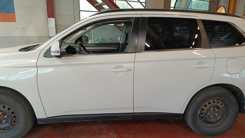Mitsubishi Outlander 2.2 DI-D Instyle ClearTec 4WD — zdjęcie 4