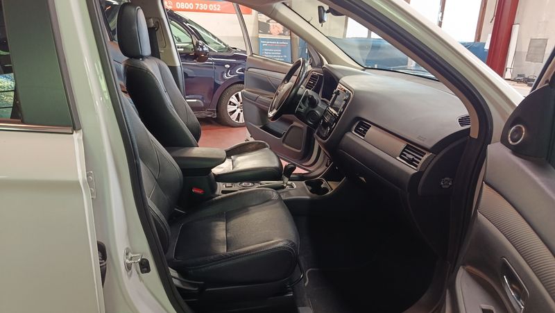 Mitsubishi Outlander 2.2 DI-D Instyle ClearTec 4WD — zdjęcie 11