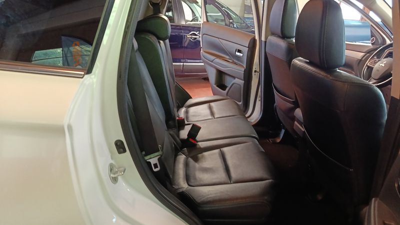 Mitsubishi Outlander 2.2 DI-D Instyle ClearTec 4WD — zdjęcie 14