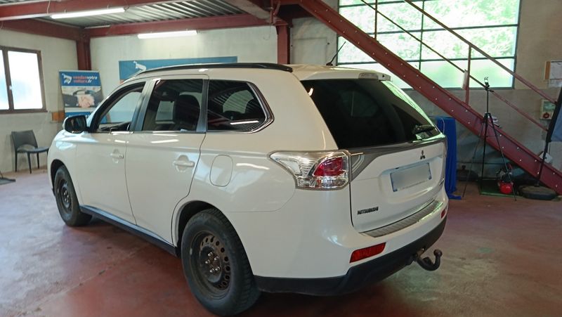 Mitsubishi Outlander 2.2 DI-D Instyle ClearTec 4WD — zdjęcie 3