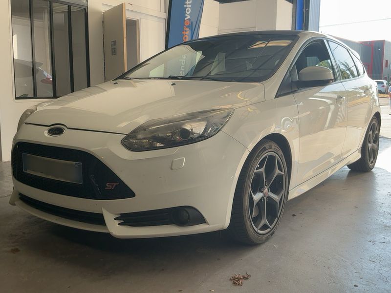 Ford Focus 2.0 EcoBoost ST — zdjęcie 2