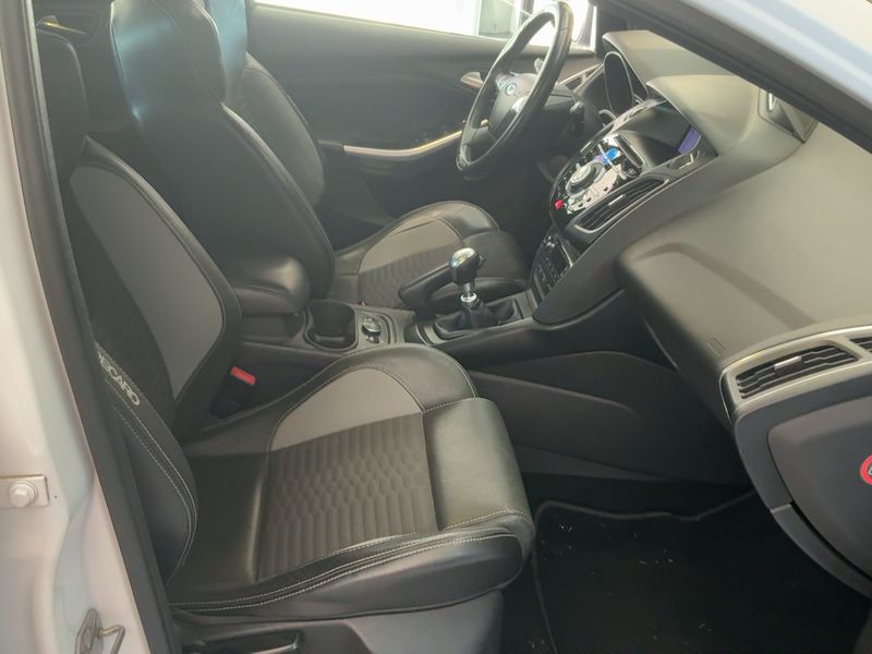Ford Focus 2.0 EcoBoost ST — zdjęcie 11