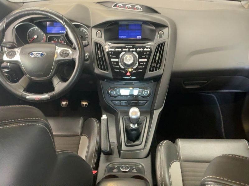 Ford Focus 2.0 EcoBoost ST — zdjęcie 12