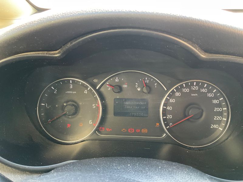 Kia Carens 1.7 CRDi Active — zdjęcie 4