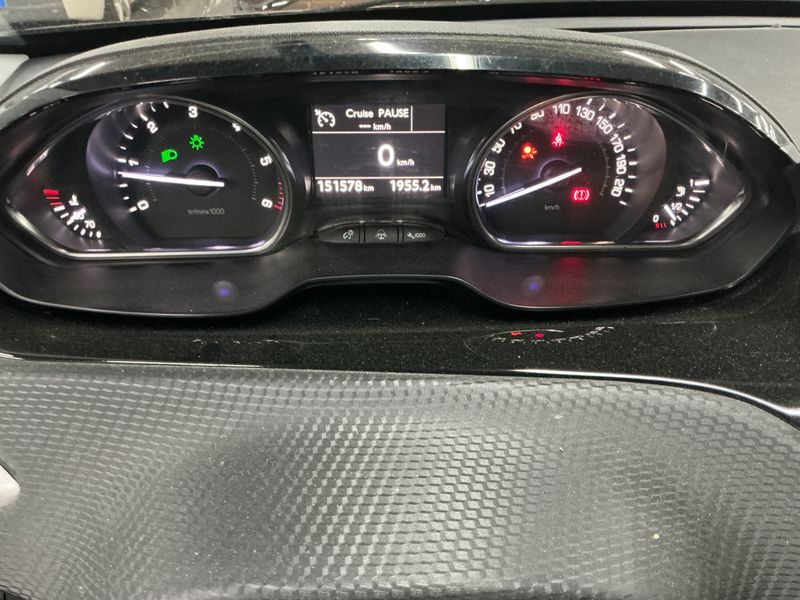 Peugeot 2008 1.6 e-HDi Allure — zdjęcie 13