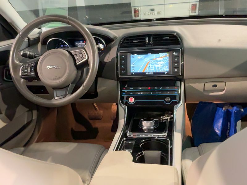 Jaguar XE 20d Prestige — zdjęcie 12