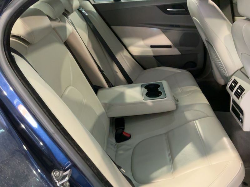Jaguar XE 20d Prestige — zdjęcie 14