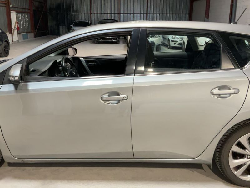 Toyota Auris 1.8 Hybrid Dynamic — zdjęcie 4