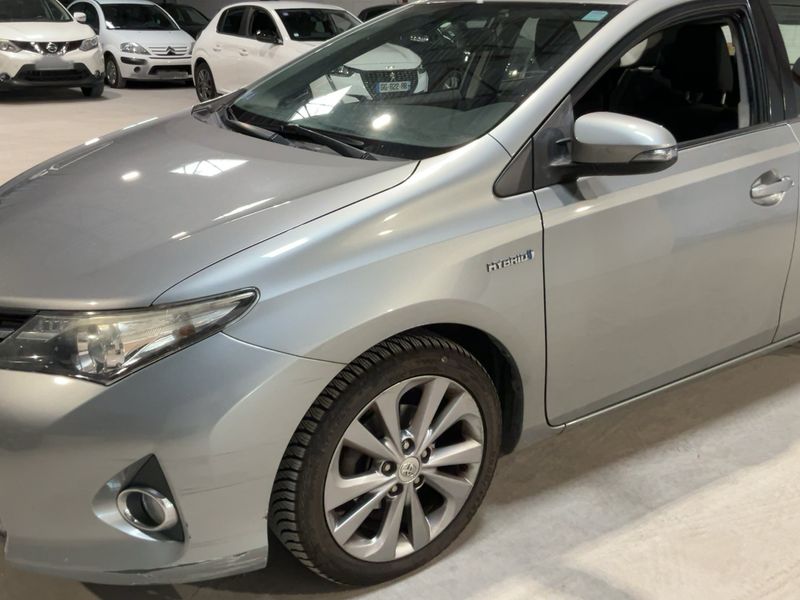 Toyota Auris 1.8 Hybrid Dynamic — zdjęcie 2