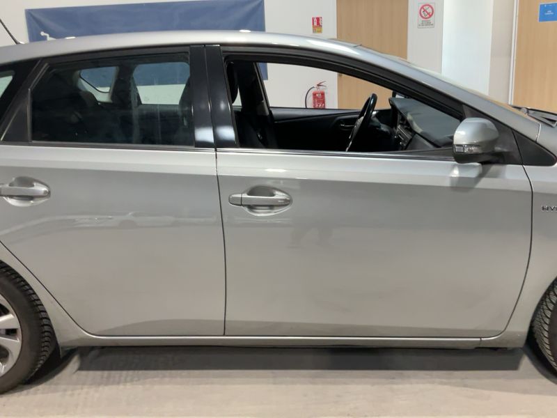 Toyota Auris 1.8 Hybrid Dynamic — zdjęcie 7