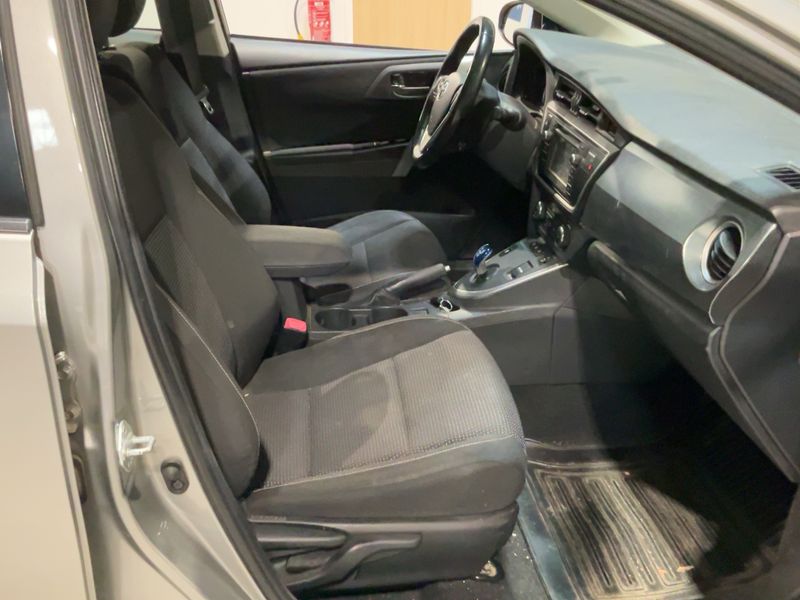Toyota Auris 1.8 Hybrid Dynamic — zdjęcie 11