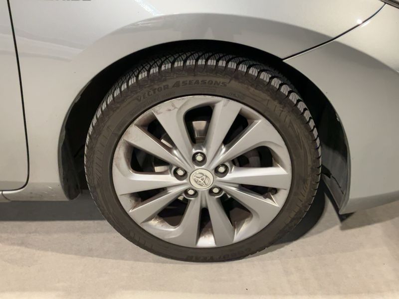 Toyota Auris 1.8 Hybrid Dynamic 2014 – снимка 11