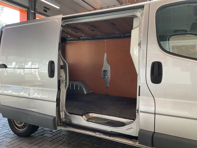 Renault Trafic 2.0 dCi L2H1 2,9t — zdjęcie 14