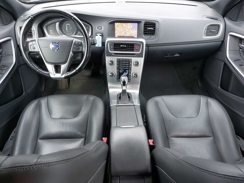 Volvo V60 Cross Country 2.4 D4 Summum AWD — zdjęcie 11