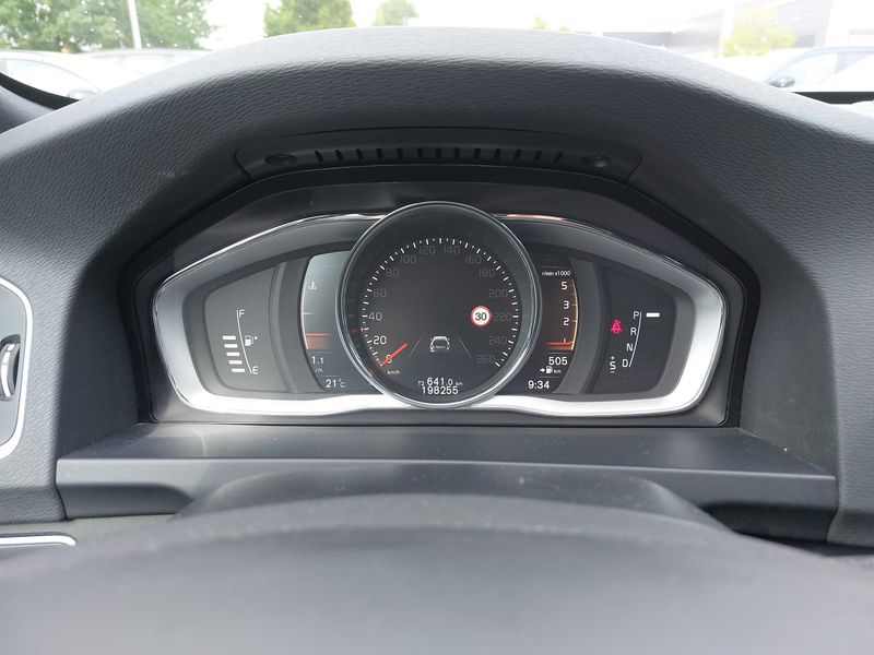 Volvo V60 Cross Country 2.4 D4 Summum AWD — zdjęcie 12