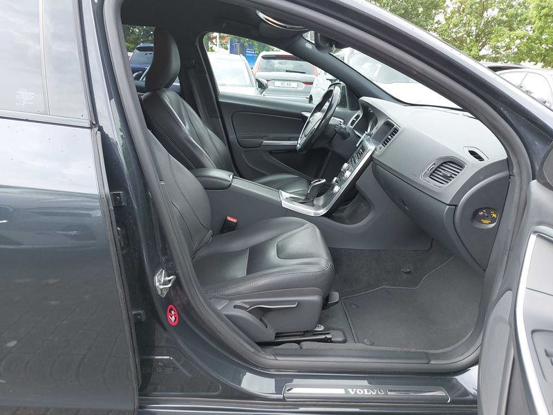 Volvo V60 Cross Country 2.4 D4 Summum AWD — zdjęcie 10