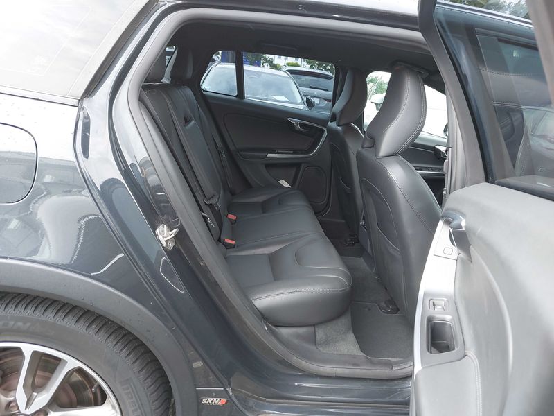 Volvo V60 Cross Country 2.4 D4 Summum AWD — zdjęcie 14