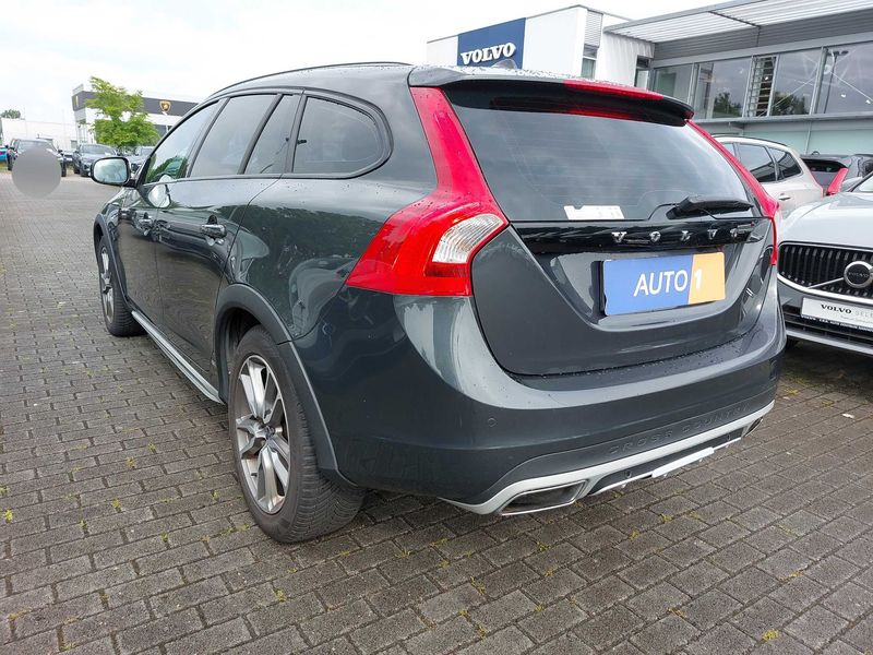 Volvo V60 Cross Country 2.4 D4 Summum AWD — zdjęcie 3