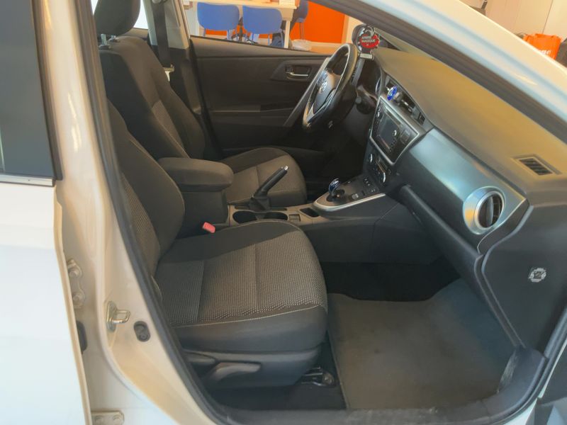 Toyota Auris 1.8 Hybrid Active+ — zdjęcie 11