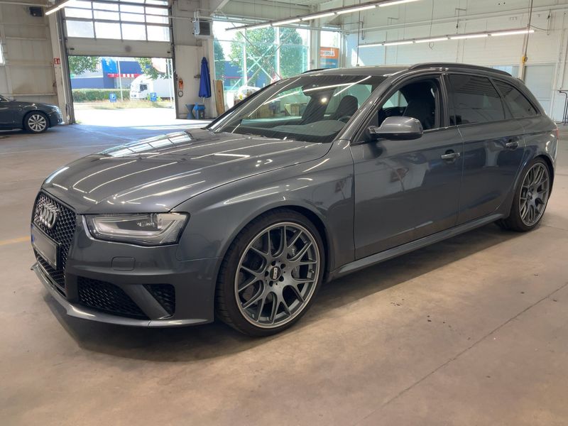 Audi RS 4 4.2 V8 FSI quattro