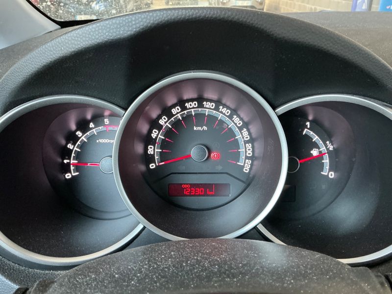 Kia Venga 1.6 CRDi Premium — zdjęcie 13
