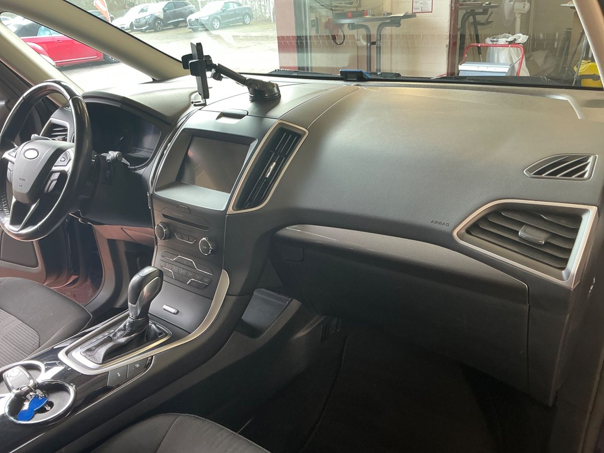 Ford Galaxy 2017 — photo 34