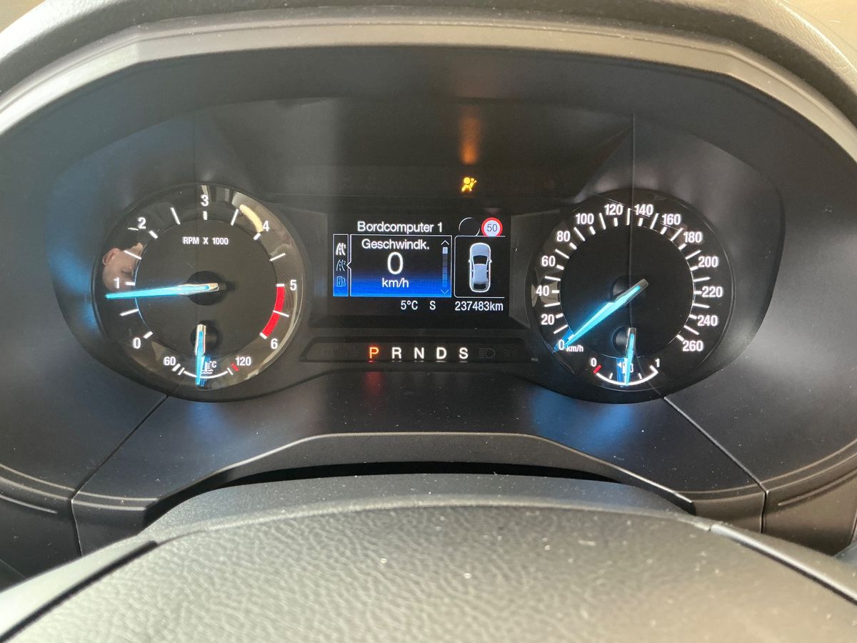 Ford Galaxy 2017 — photo 20