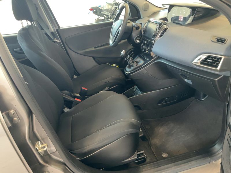 Lancia Ypsilon 1.0 Mild-Hybrid Gold — zdjęcie 11