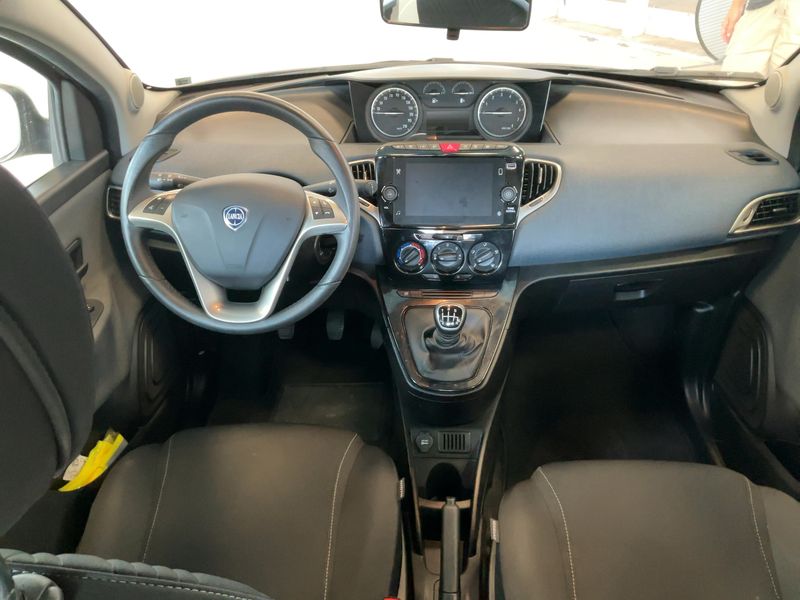 Lancia Ypsilon 1.0 Mild-Hybrid Gold — zdjęcie 12