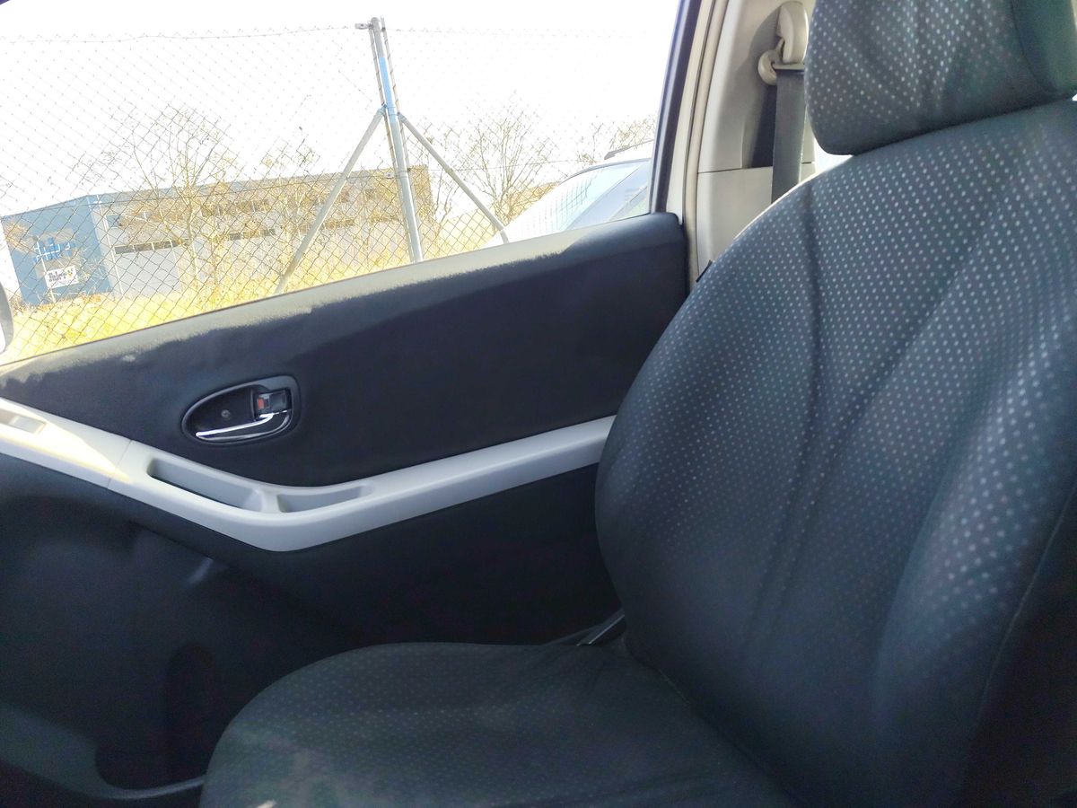 Toyota Yaris 2010 — photo 17